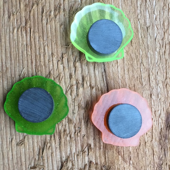 3 glow in the dark seashell resin magnets - Picture 2 of 2